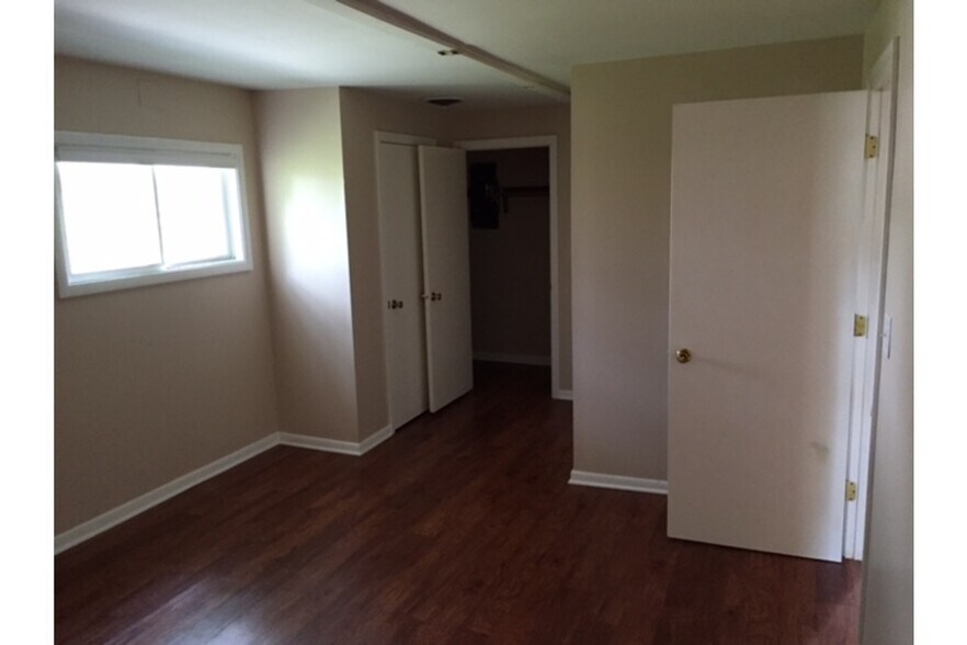 Building Photo - 15 Shagbark Rd