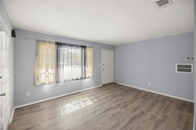 Building Photo - 354 Chicago Ave