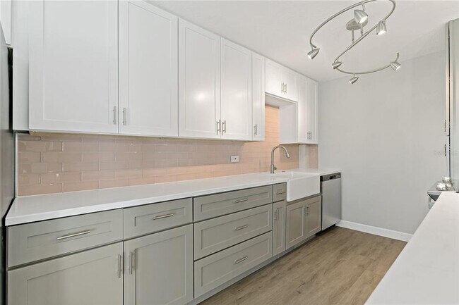 Building Photo - 8441 Bayshore Dr