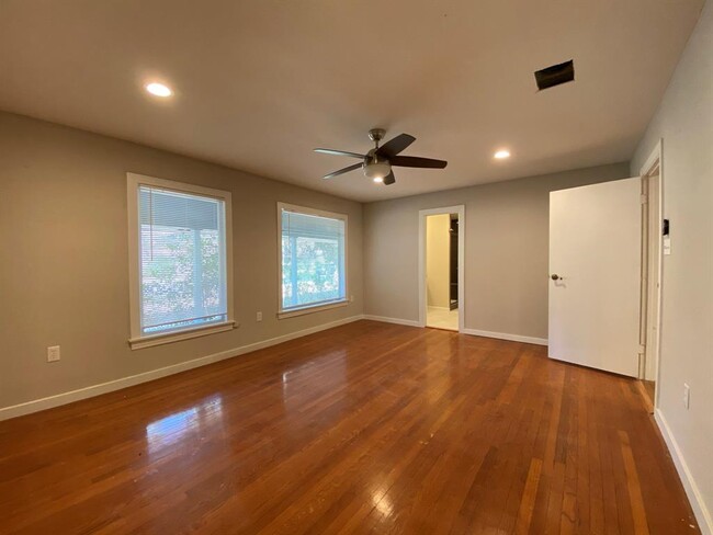 Building Photo - 3909 Ascot Ln