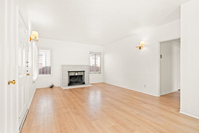 Building Photo - Charming Oakland Oasis with Detached Works...