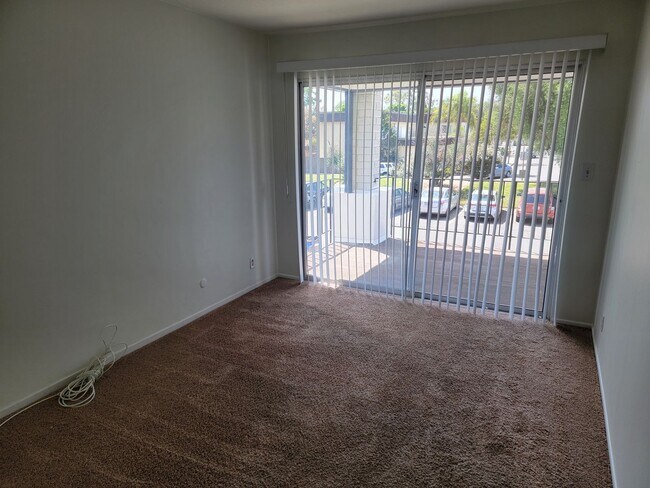 Building Photo - 4 Bedroom Home