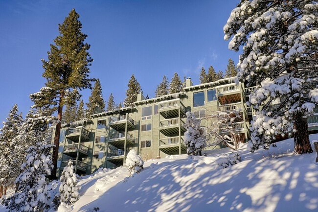Building Photo - Gorgeous Lake View Condo