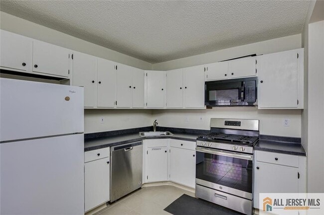 Building Photo - 69 Amberly Ct