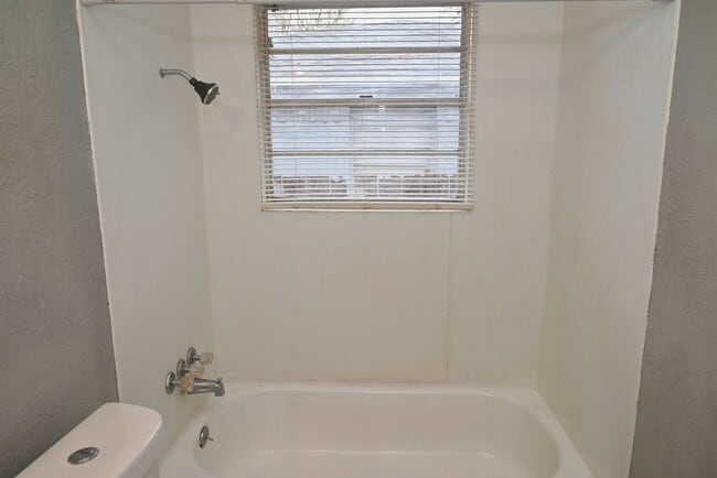 Building Photo - 600 E 1st St