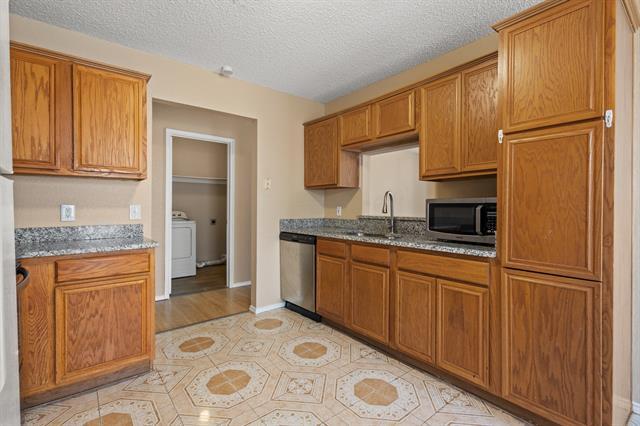 Building Photo - 6003 Flyers Ln