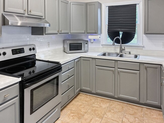 Building Photo - Updated 3 Bedroom in Manchester!