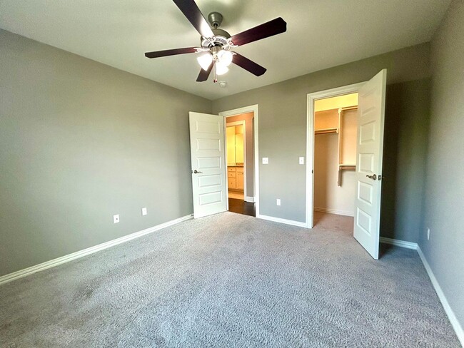 Building Photo - Gorgeous Home with Vaulted Ceilings and La...