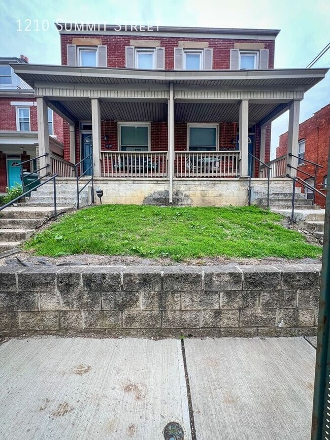 Building Photo - 1210 Summit St