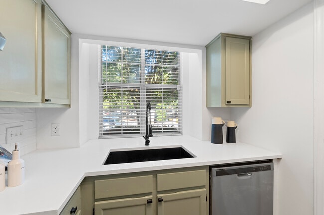 Building Photo - 9231 Kings Canyon Dr