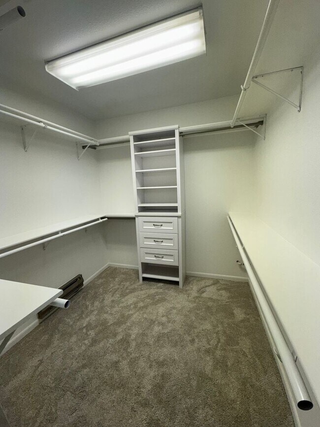 Building Photo - Stunning 2 bedroom townhouse