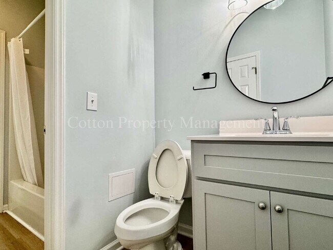 Building Photo - Updated 2BR/2BA First Floor Condo in Midto...