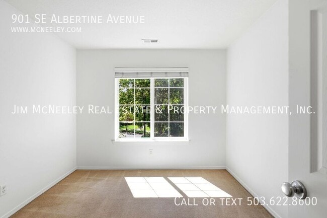 Building Photo - 901 SE Albertine St