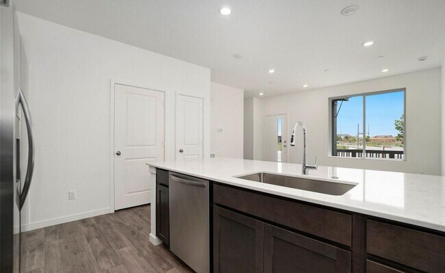 Building Photo - Efficient & Modern 2024-Built Townhome | 2 Bed | 2-Car Garage | Timnath