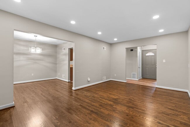 Building Photo - 4 Bed 3 Bath - Takoma Park Split Level - Move In Ready