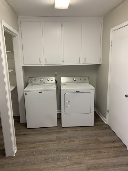 Washer/dryer in laundry room. - 1903 Ginnett Rd