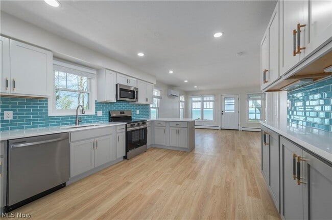 Building Photo - 3844 Edgewater Dr