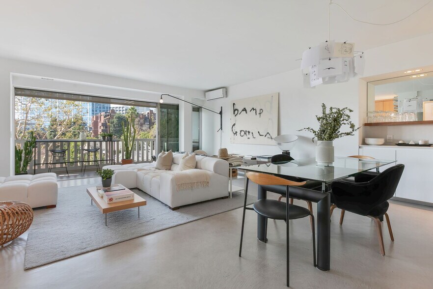 Building Photo - 999 N Doheny Dr
