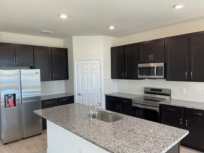 Building Photo - Stunning and spacious Single Family Home!