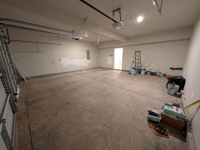 Building Photo - Room in House on Stone Mountain Dr