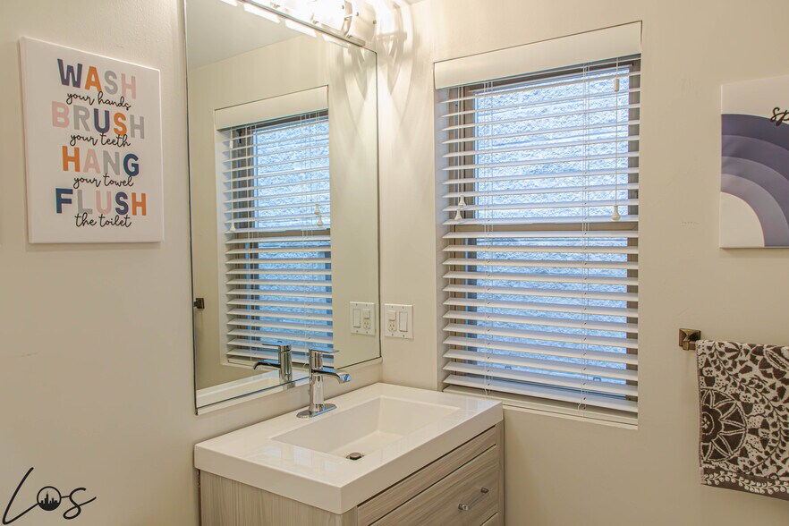 Building Photo - 1023 N Winchester Ave