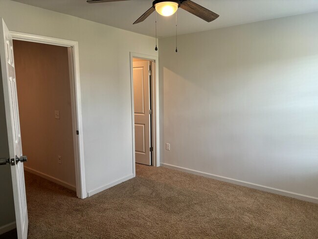 Building Photo - Room in Single Family Home on N Great White Way