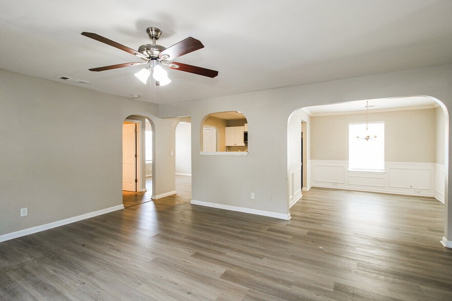 Building Photo - 5848 el Segundo Way