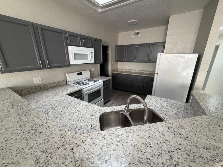 Building Photo - 4724 Loma de Cobre Dr