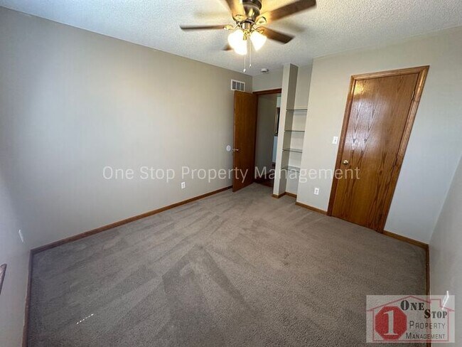 Building Photo - Spacious 3 Bed, 3 Bath Home in Raymore wit...