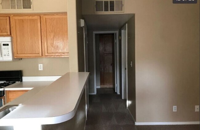Building Photo - BEAUTIFUL SOUTHEAST 2 BEDROOM CONDO