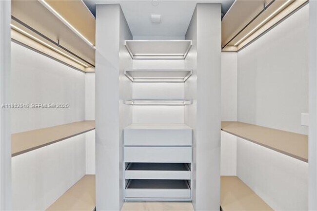 Building Photo - 17901 Collins Ave