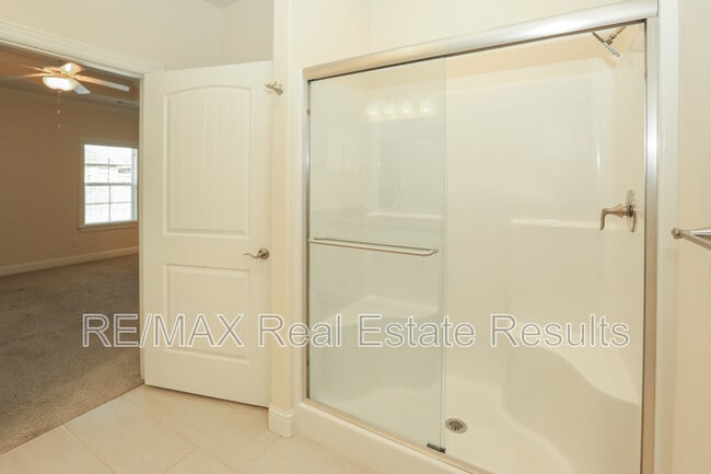 Building Photo - 2106 SW Huntwick Ave