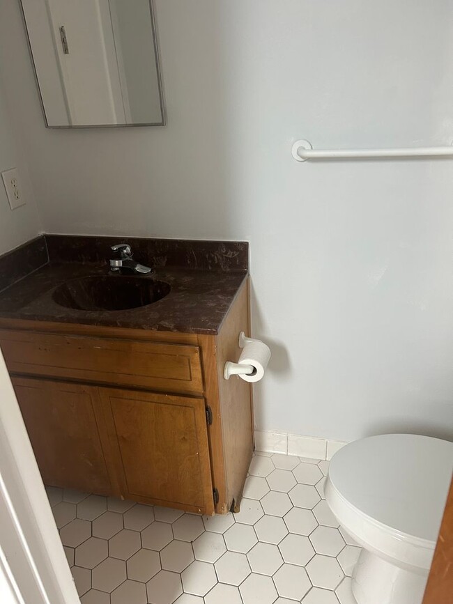 Building Photo - 2 Bedroom/ 1.5 Bath Townhome w/ Washer & Dryer Connection