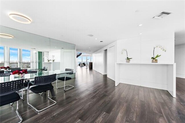 Building Photo - 1643 Brickell Ave