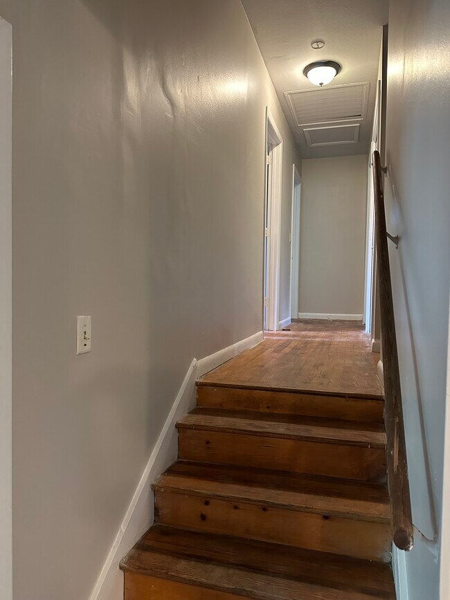 hallway to upstaitrs - 3352 Wedgewood Dr