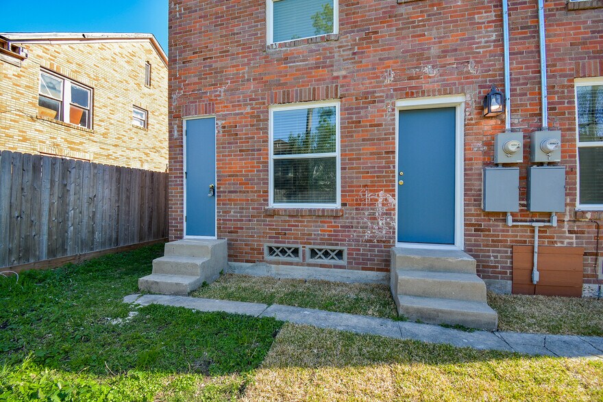 Separate rear entry for each unit - 2916 Arbor St