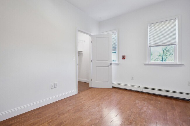 Building Photo - 76 Hutton St