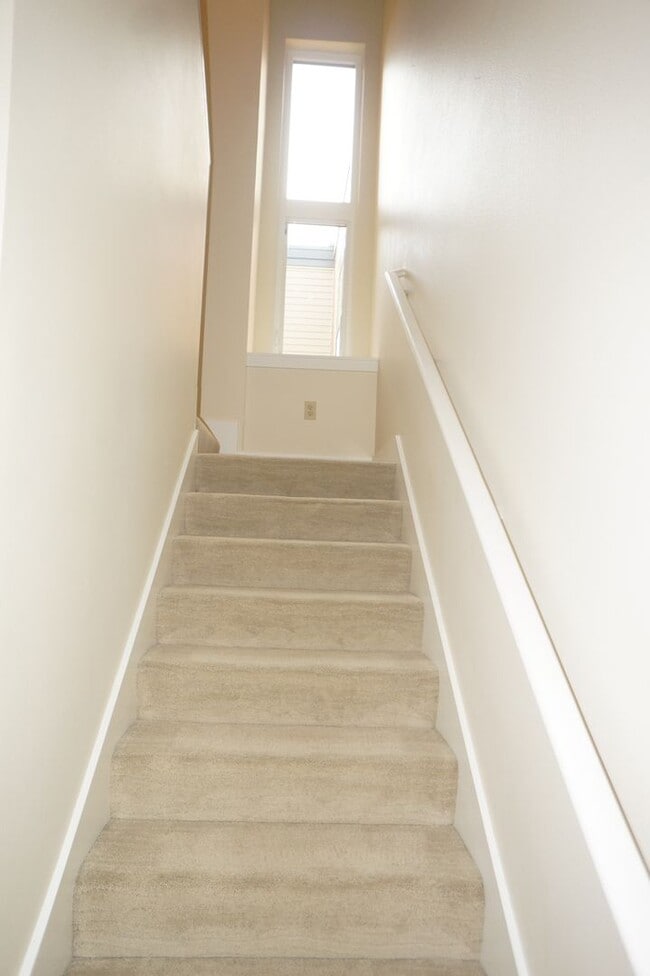Building Photo - Beautiful 2 bedroom Belmont Condo. 3 Stories, 1 car garage, open floor plan, a/c. Amazing unit!
