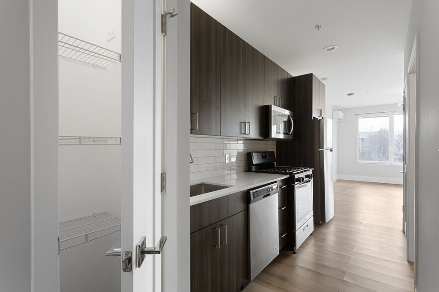 Building Photo - 1517 W Howard St