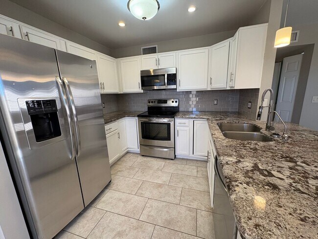 Building Photo - 2Bed/2Bath Townhouse in North Scottsdale! Ready for Immediate Move-In! -- 2 CAR GARAGE!