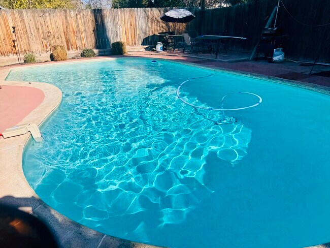 Building Photo - 4406 Glencannon St