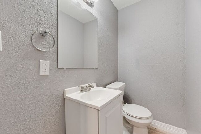 Building Photo - 815 N Travis St