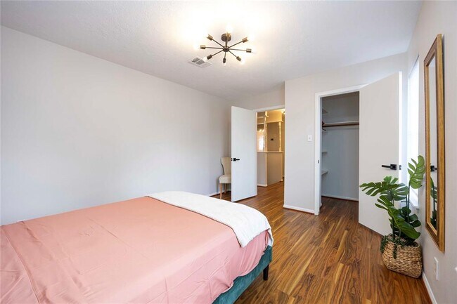 Building Photo - 5511 Green Timbers Dr