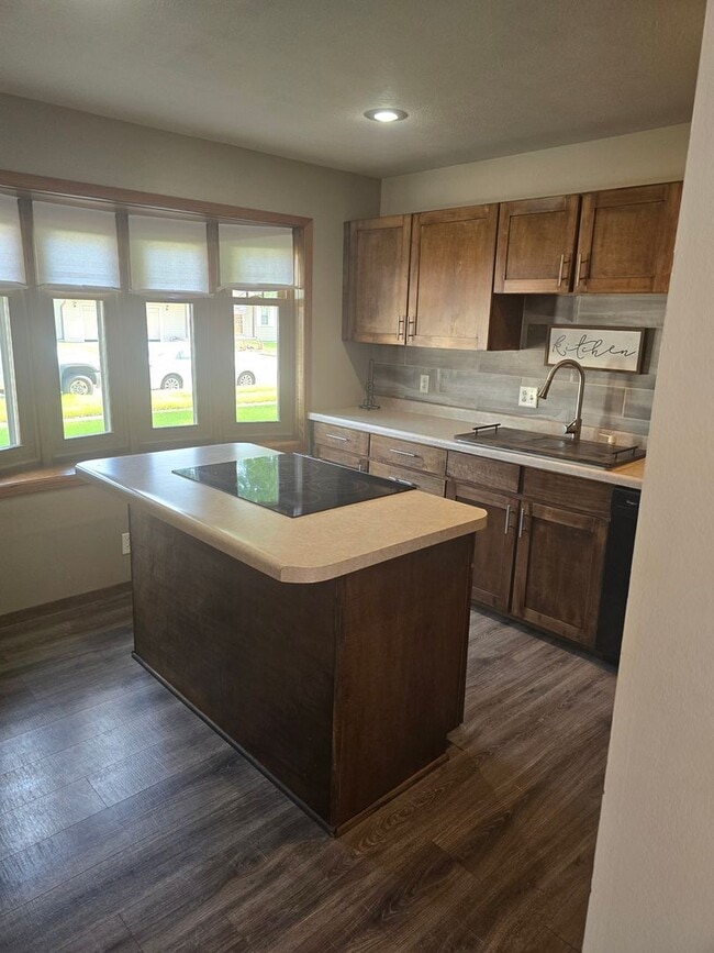 Building Photo - Charming 4-Bedroom Home with Modern Comfor...