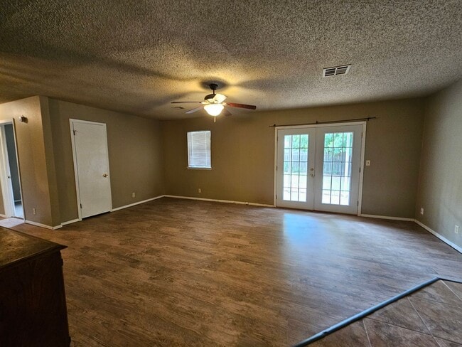 Building Photo - (3) Bed/(2) Bath Near Schools and Shopping! Avail NOW!