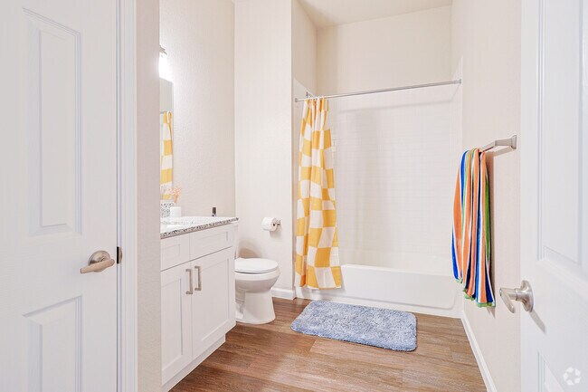 2BR, 2BA - 783SF - Bathroom - Horseshoe Apartments