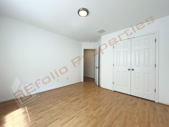 Building Photo - Fresh Paint - Lovely 3 Bedroom, 2.5 Bath T...