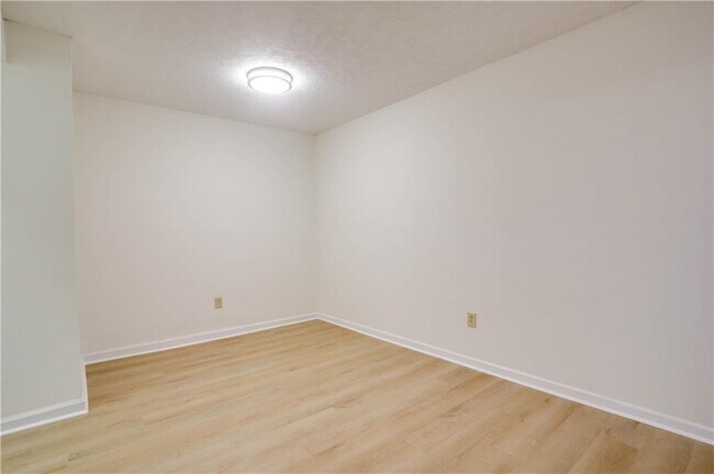 Building Photo - 304 Lexington Dr