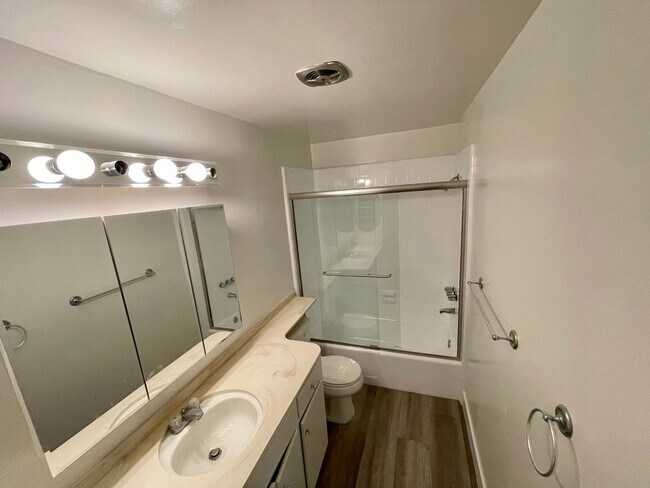 Building Photo - Cute 1 Bedroom 1 Bath Townhome for Rent
