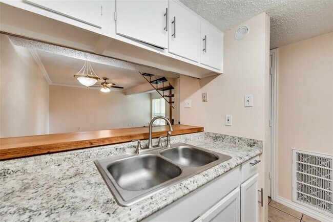 Building Photo - 3121 Park Ln